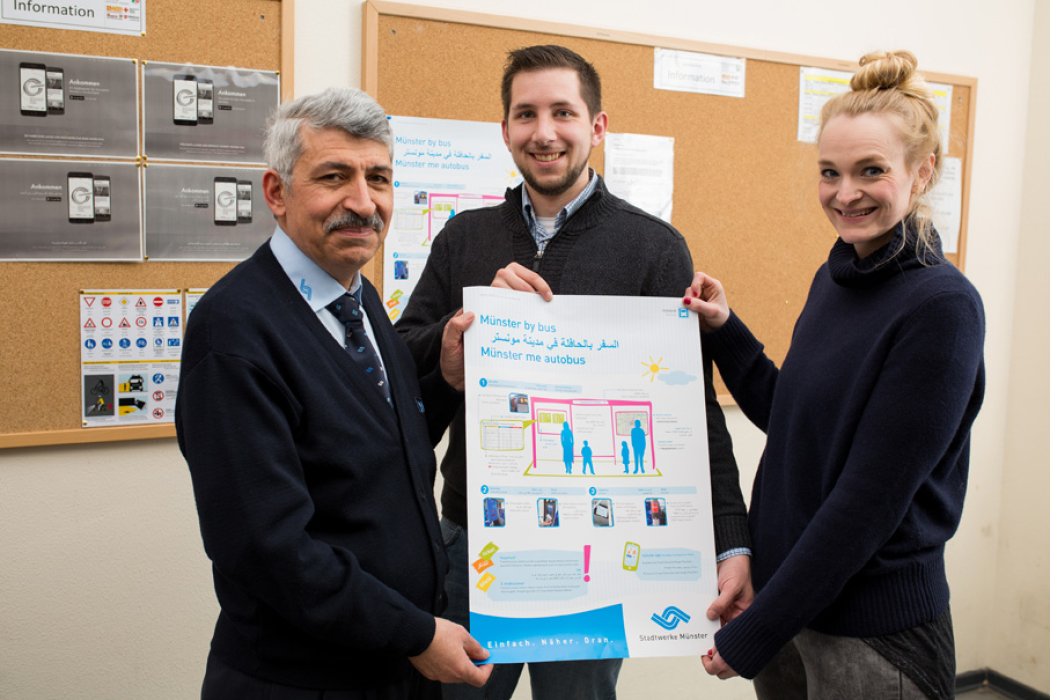 Ahmed Özdemir Von Den Stadtwerken Münster (l.) übergibt Info-plakate An Hannah Wolf, Sozialarbeiterin, Und Daniel Nießen, Koordination Flüchtlingshilfe Von Den Johannitern In Der Flüchtlingsunterkunft Des Landes Nrw In Der Oxford-kaserne (bild: Stadtwerke Münster).