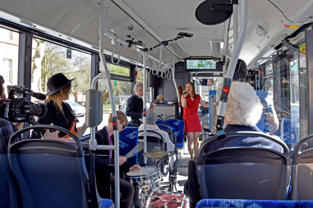 Fahrgäste Und Musiker Hatten Gleichermaßen Spaß Am Konzert Im Elektrobus (bild: Stadtwerke Münster).