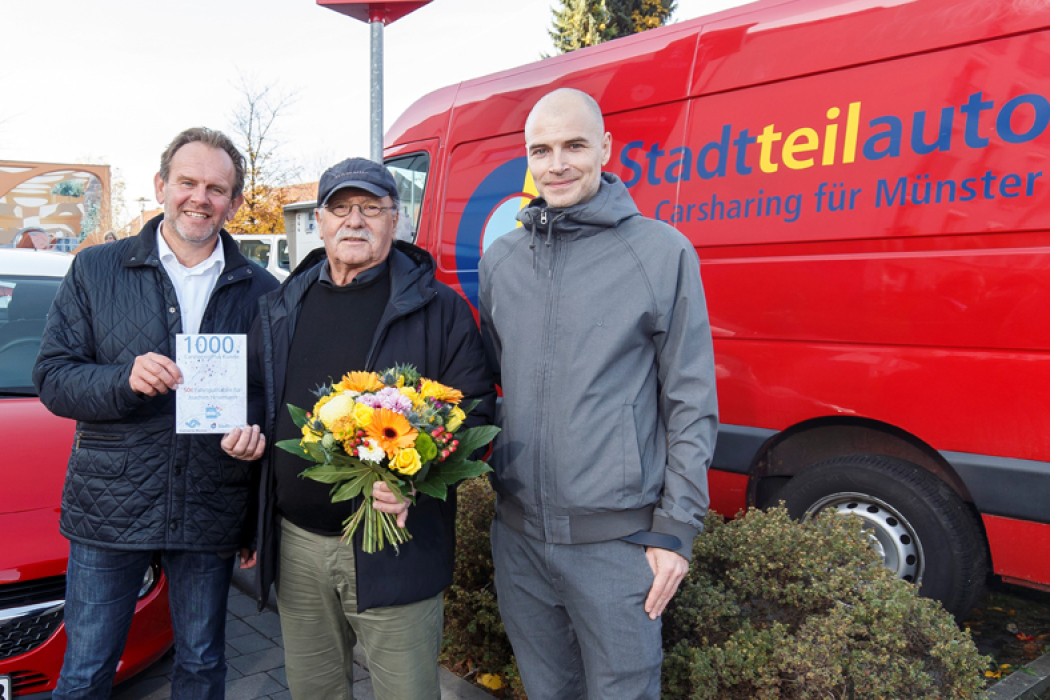 Joachim Hesemann (mitte) Freut Sich Als 1000. Carsharer Mit Pluscard über Einen Fahrtgutschein Aus Den Händen Von Stefan Grützmacher, Geschäftsführer Der Stadtwerke Münster (links), Und Till Ammann, Geschäftsführer Von Stadtteilauto (bild: Stadtwerke Münster).