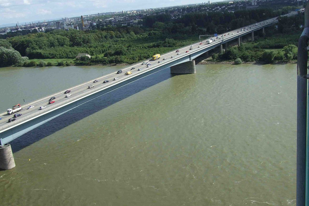 Schiersteiner Brücke (von Kandschwar Aus Der Deutschsprachigen Wikipedia. Lizenziert Unter Cc By-sa 3.0 über Wikimedia Commons)