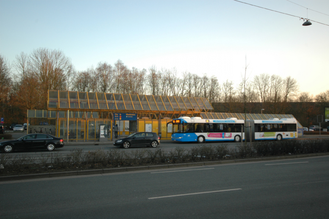 Mobilitätsstation In Münster Mit Bushaltestelle, Carsharing-plätzen, Fahrradboxen Und Parkplätzen Für Umsteiger Vom Auto Auf Andere Verkehrsträger (bild: Nahverkehrs-praxis).