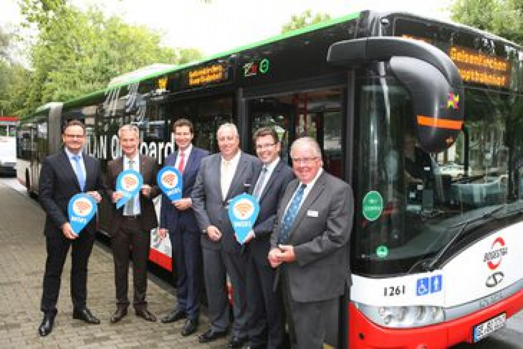 Nahmen Den Ersten Wlan-bus Der Bogestra Am Busbahnhof In Buer Sowie Den Neuen "hotspot" Dort In Augenschein (v.l.): Thomas Dettenberg (geschäftsführer Gelsen-net), Gelsenkirchens Oberbürgermeister Frank Baranowski, Thomas Eiskirch (mitglied Des Landtags Nrw), Andreas Kerber (vorstand Bogestra), Martin Schmidt (geschäftsführer Vestische) Und Gisbert Schlotzhauer (vorstand Bogestra).