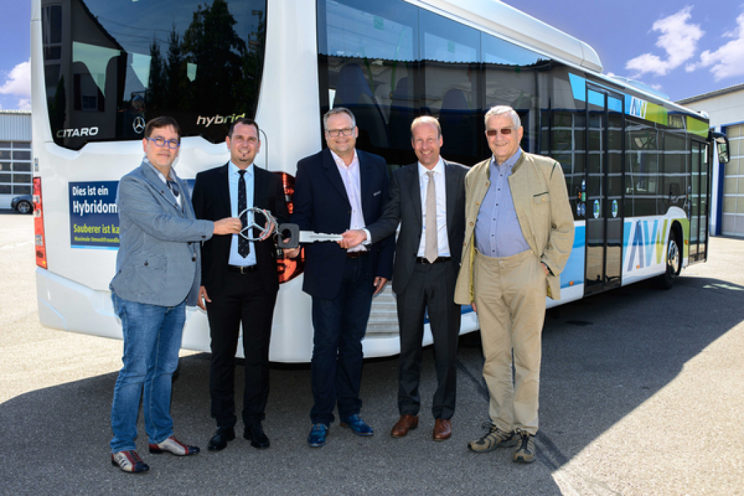 Freuen Sich über Die Jungfernfahrt Des Ersten Hybridomnibusses Im Avv Regionalbusverkehr (v.li. Nach Re): Olaf Von Hoerschelmann, Avv Geschäftsführer, Marijo Sapina, Mercedes Benz, Paul Kienberger, Geschäftsführer Der Egenberger Gmbh & Co. Kg, Martin Sailer, Landrat Und Max Kienberger Sen.