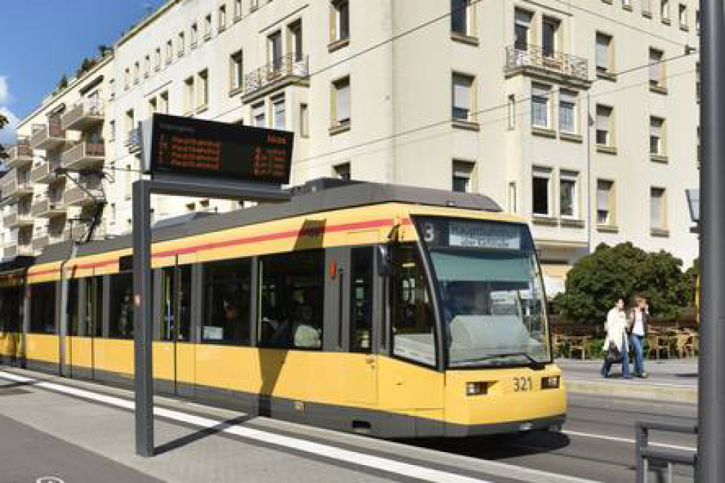 Niederflurstadtbahn Am Kolpingplatz In Karlsruhe (bild: Kvv).