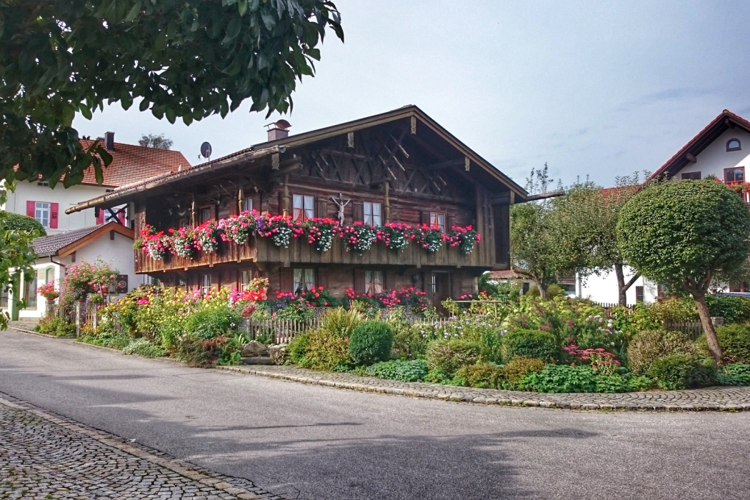 Ländliche Orte Mit Kleinen Bahnhöfen, Wie Das In Bayern Gelegene Bernried, Sollen Vom Modernisierungsprogramm Profitieren. (foto: Pixabay)