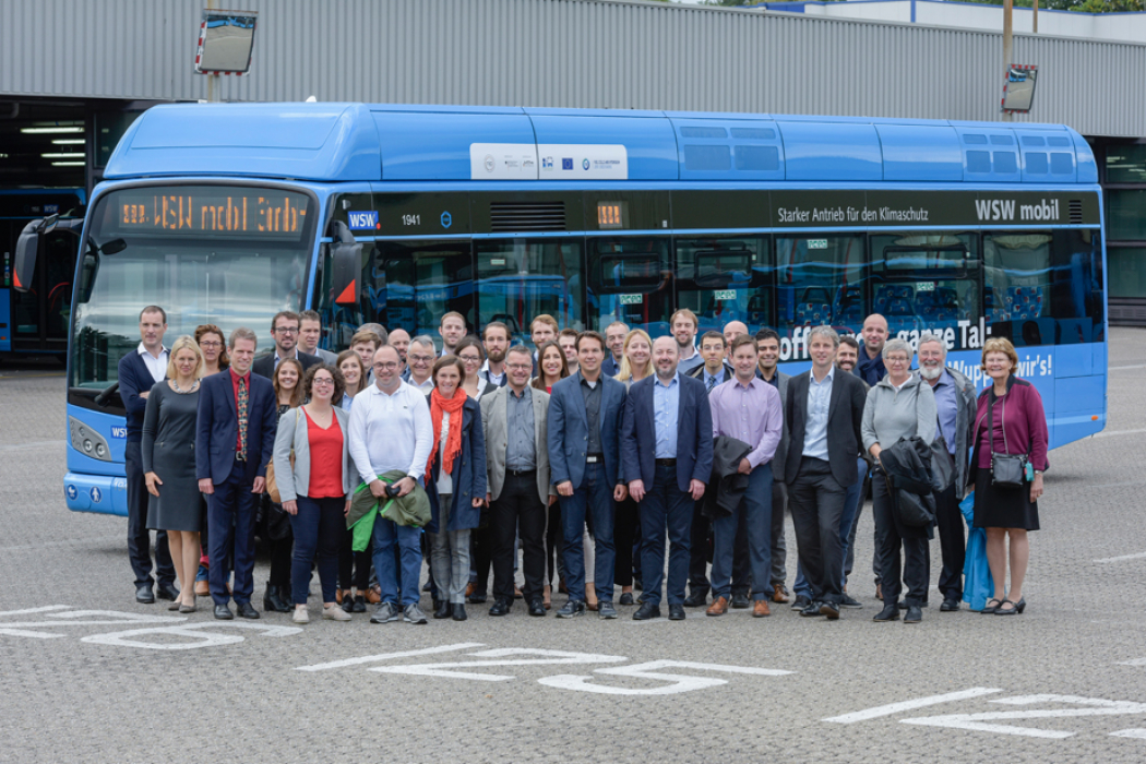 Die Teilnehmerinnen Und Teilnehmer Des Treffens Europäischer Wasserstoffbus-projektträger Auf Dem Busbetriebshof Varresbeck. Der Brennstoffzellenbus Der Wsw Muss Noch Einmal Für Technische Restarbeiten Ins Belgische Werk Von Van Hool (bild: Wsw).