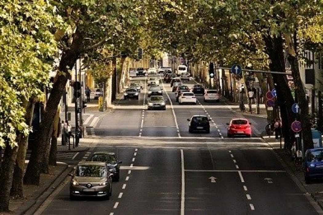 Autoverkehr auf Stadtstraße.