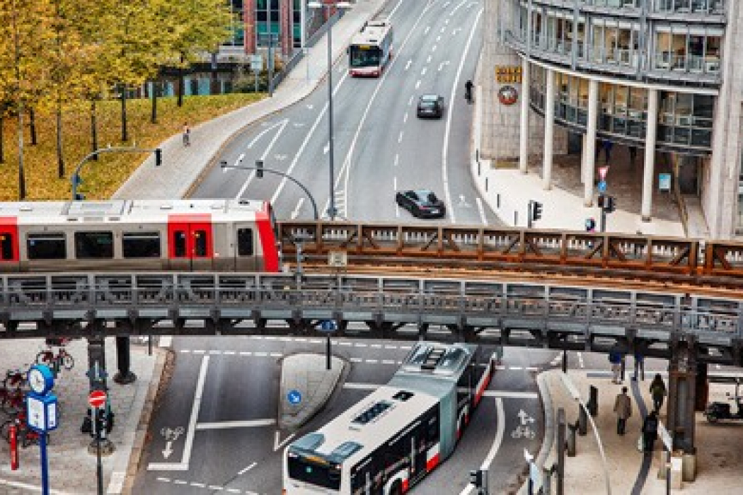 Die Mobilität der Zukunft muss auch ohne eigenes Auto möglich sein. Dem stimmen 82 Prozent der Menschen in Deutschland laut einer repräsentativen forsa-Umfrage im Auftrag des Verbraucherzentrale Bundesverbands (vzbv) zu.