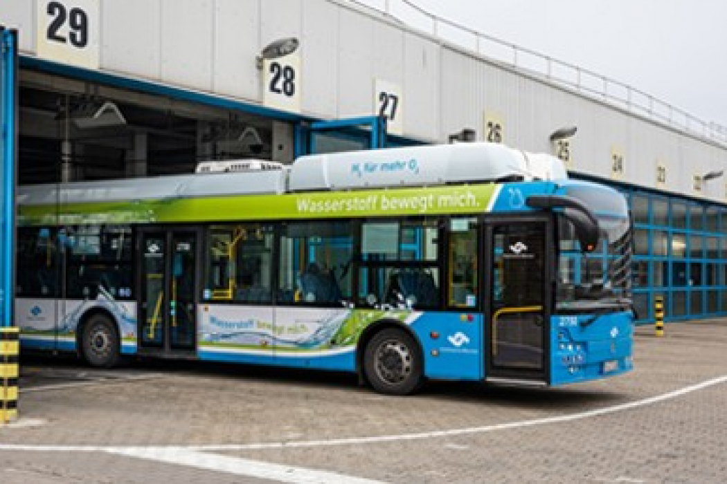 Bereits seit 2015 fahren in Münster Elektrobusse, hauptsächlich auf den Linien 11 und 14. Sie laden ihre Batterien an der Endhaltestelle regelmäßig mit Ökostrom auf. Nun setzen die Stadtwerke auch den ersten Elektrobus mit Wasserstofftank und Brennstoffzelle ein.