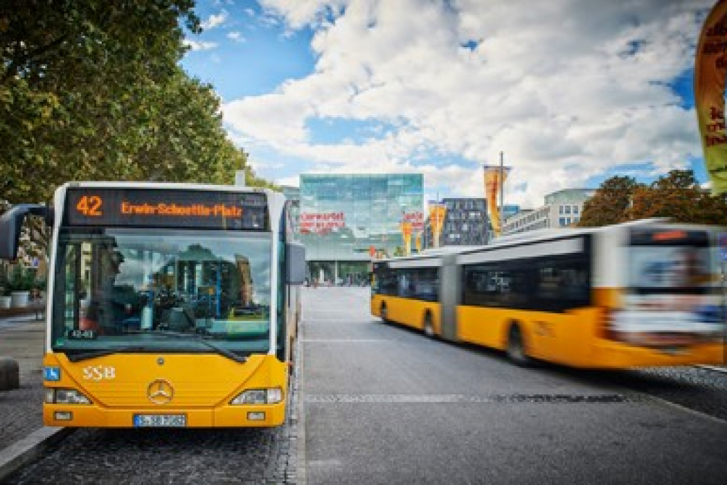 Seit September läuft beim Verkehrs- und Tarifverbund Stuttgart (VVS) ein Pilotprojekt bei dem die technische Machbarkeit eines Check-in-Check-out-Systems per Smartphone auf Herz und Nieren getestet wird. Möglich ist das mit der App des Schweizer Partners „Fairtiq“.