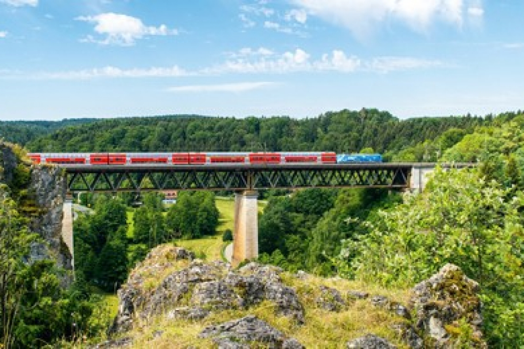 Die Zufriedenheit mit dem Schienenpersonennahverkehr in Bayern erreichte 2020 neue Höchstwerte. Dagegen sank die Nutzung von Regionalzügen und S-Bahnen wegen der Corona-Pandemie deutlich.