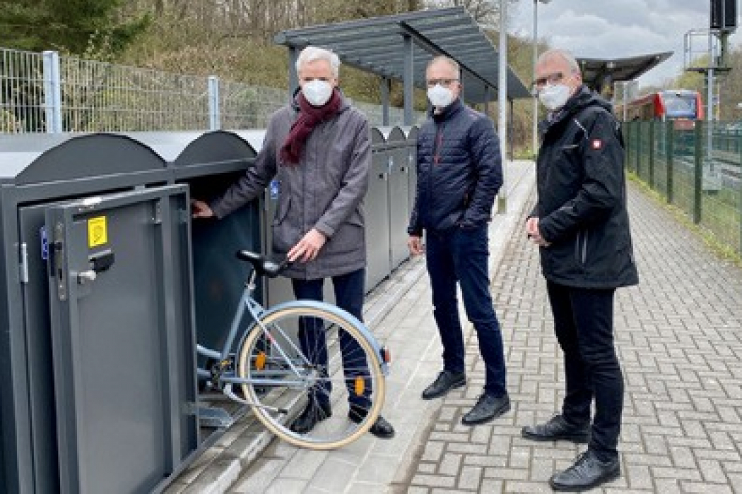 Am S-Bahn-Haltepunkt in Witterschlick sind 26 überdachte Fahrrad-Abstellplätze und zehn abschließbare Fahrradboxen entstanden. Sie erweitern das bereits bestehende Bike+Ride-Angebot vor Ort und dienen als weiteres Element zum Ausbau des Haltepunkts zu einer Mobilstation.