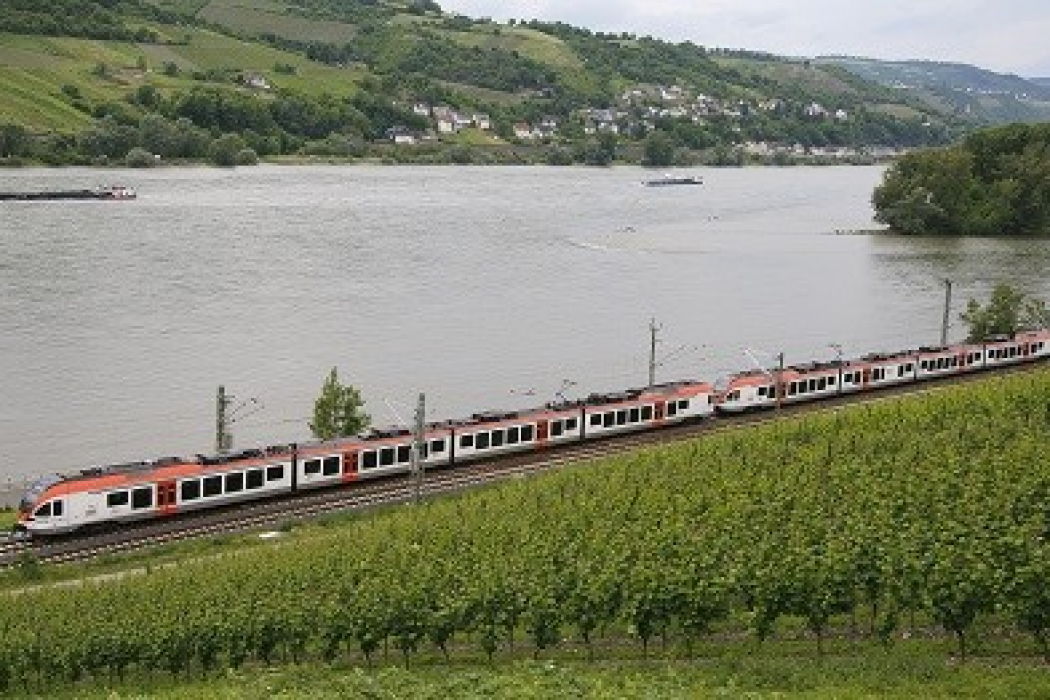 Rheingaubahn bei Lorch (Bild: RMV / Helmut Vogler)