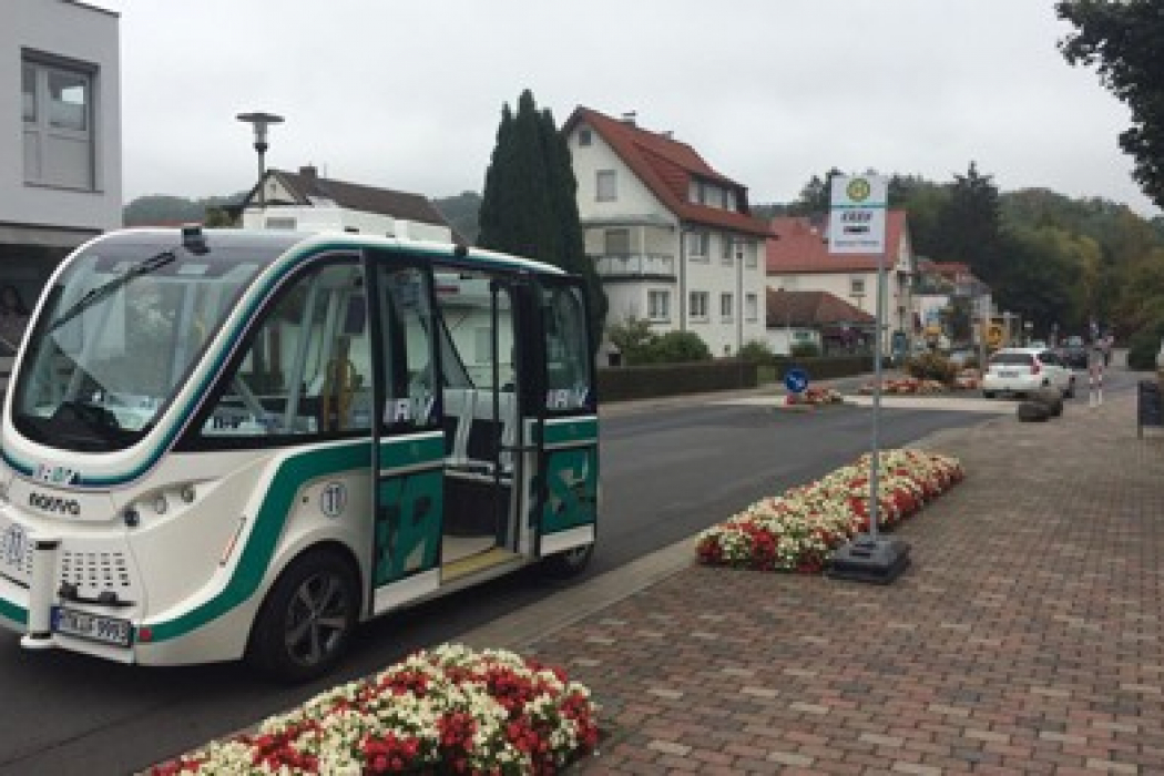 Seit diesem Mittwoch macht die Mobilität von Morgen Halt in Bad Soden-Salmünster. Zum allerersten Mal ist das autonome Fahrzeug des Pilotprojekts EASY (kurz für Electric Autonomous Shuttle for You) dort auf öffentlicher Straße unterwegs.