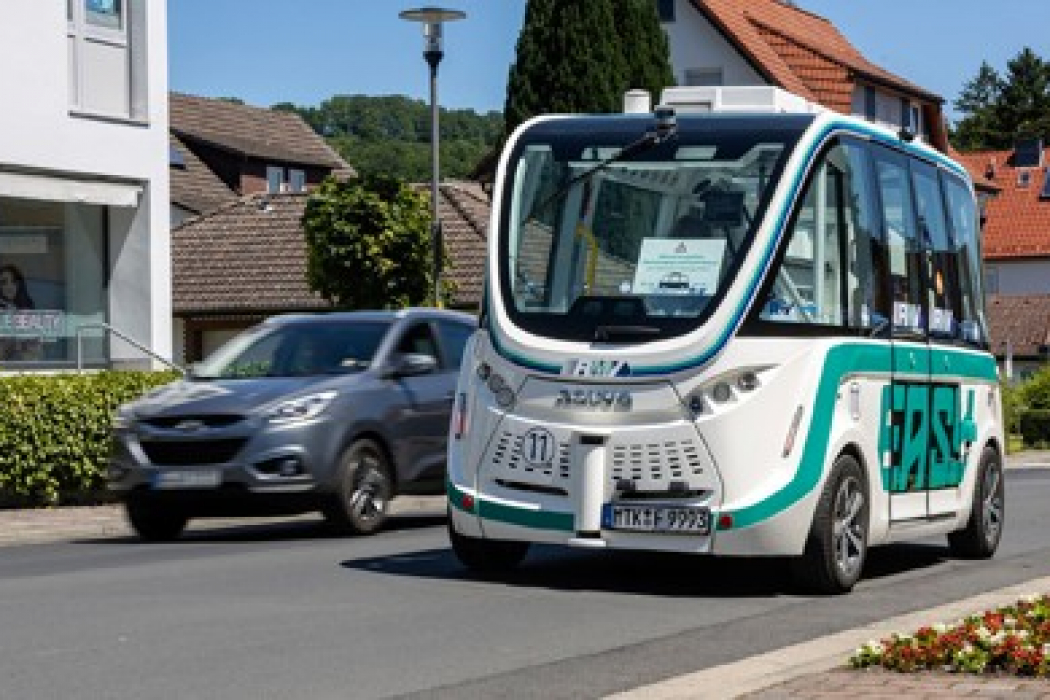 Nachdem „EASY“ erfolgreich über 500 Kilometer im öffentlichen Straßenverkehr in Bad Soden-Salmünster absolviert hat, dürfen dank gesunkener Inzidenzen ab Mittwoch (16.6.2021) auch Fahrgäste an Bord des autonomen Shuttles mitfahren.