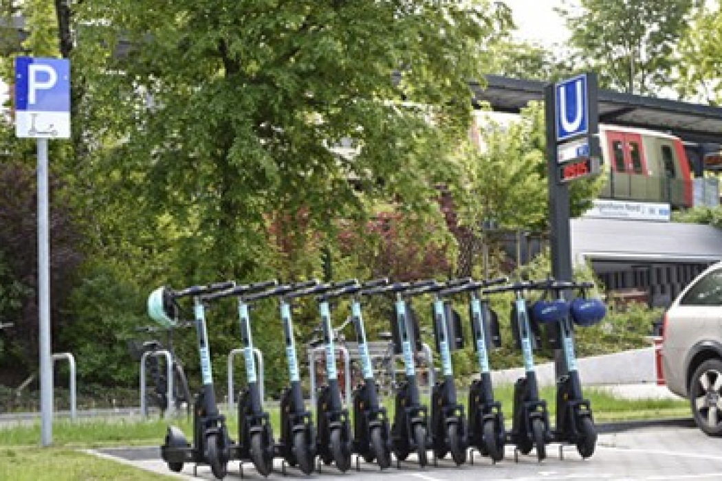 An jeweils zwei Hamburger U-Bahn-Haltestellen in Langenhorn und Lokstedt stehen Interessierten ab sofort insgesamt 200 E-Scooter vom Sharingdienst TIER Mobility als Zubringer zum ÖPNV zur Verfügung. Nachdem die Hamburger Hochbahn AG (HOCHBAHN) diesen Ansatz bereits erfolgreich in Berne und Poppenbüttel erprobt hat, startet nun ein neuer Pilot.