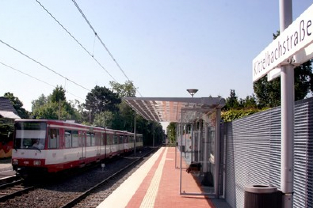 Damit die betroffenen Bürgerinnen und Bürger in Düsseldorf, im Kreis Mettmann sowie im Rheinkreis Neuss gerade jetzt mobil bleiben können, unterstützt sie die Rheinbahn mit kostenlosen Tickets für die gesamte Familie. Die Tickets werden ab Montag in den Kundencentern ausgegeben und gelten bis Ende August.