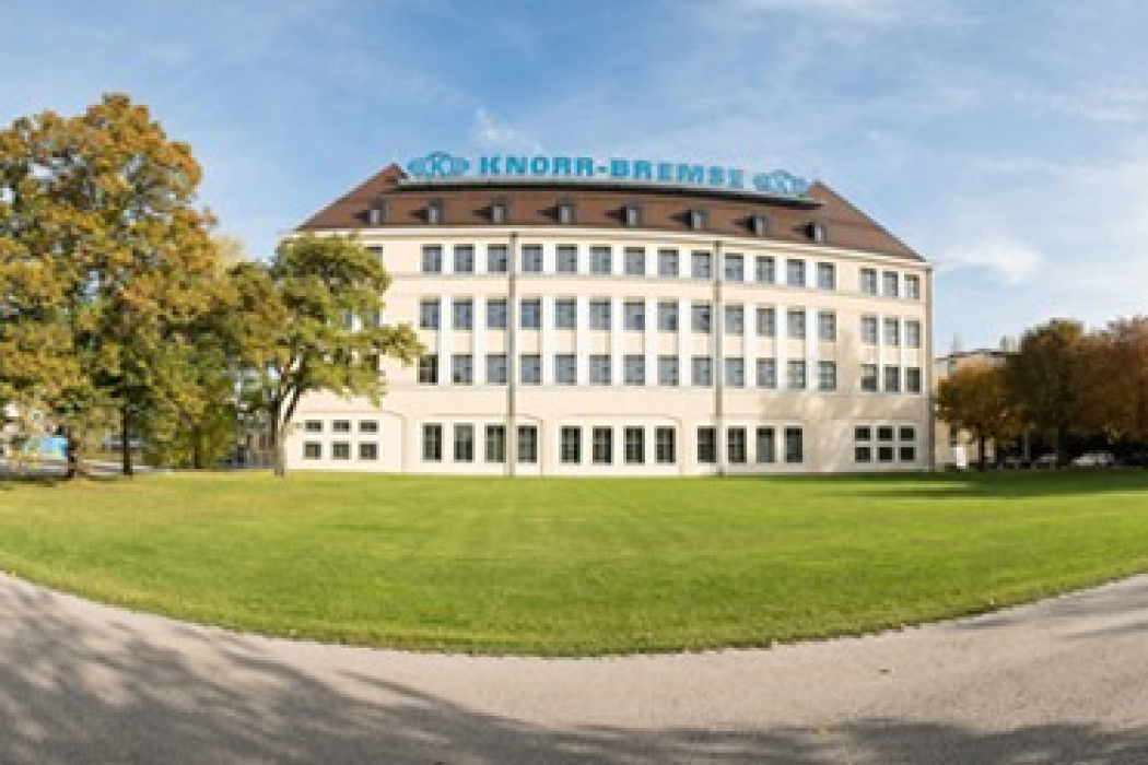 Knorr-Bremse hat im ersten Halbjahr 2021 ein sehr gutes Geschäftsergebnis erzielt. Im ersten Halbjahr 2021 steigerte Knorr-Bremse den Auftragseingang im Konzern merklich um 32,1 % über das Niveau des Vorjahres auf 3.602,9 Mio. € (Vorjahr: 2.727,1 Mio. €).