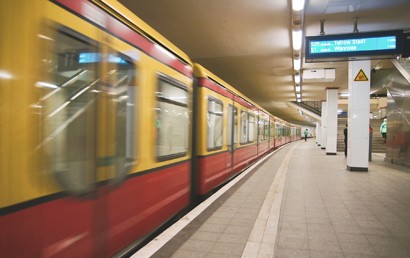 Empfänger von Sozialleistungen in Berlin können Busse und Bahnen des öffentlichen Nahverkehrs ab dem kommenden Jahr für 9 € nutzen.