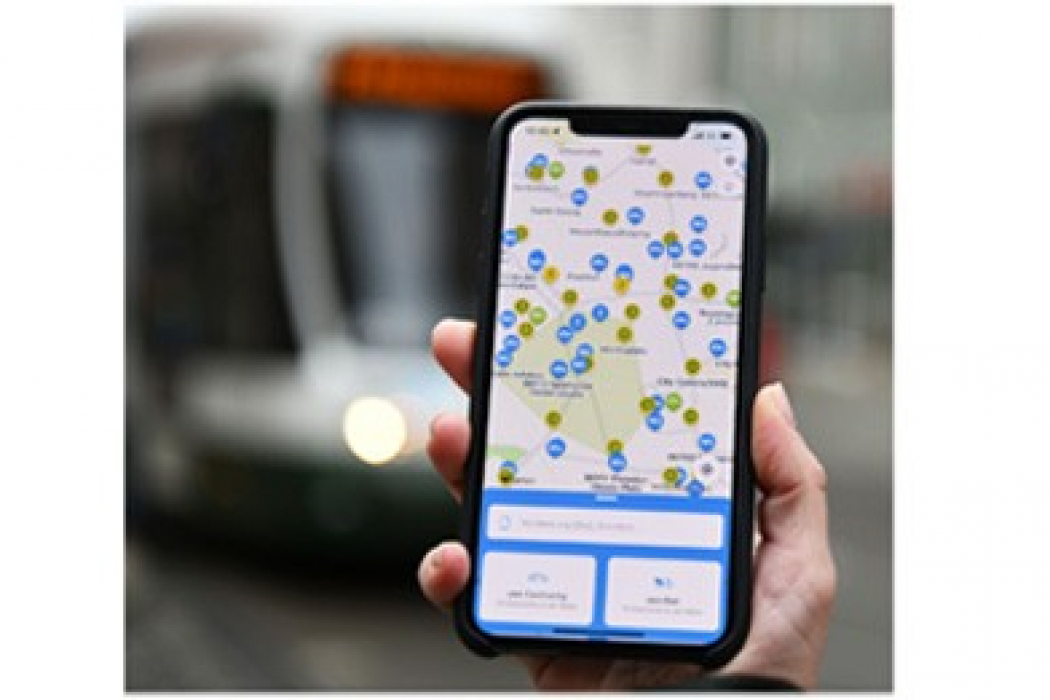 Die swa Mobil-App bietet neben der Fahrplanauskunft auch die Standortsuche für swa Rad und swa Carsharing sowie jeweils die Fahrzeugbuchungen oder den Ticketkauf für Bus und Straßenbahn.