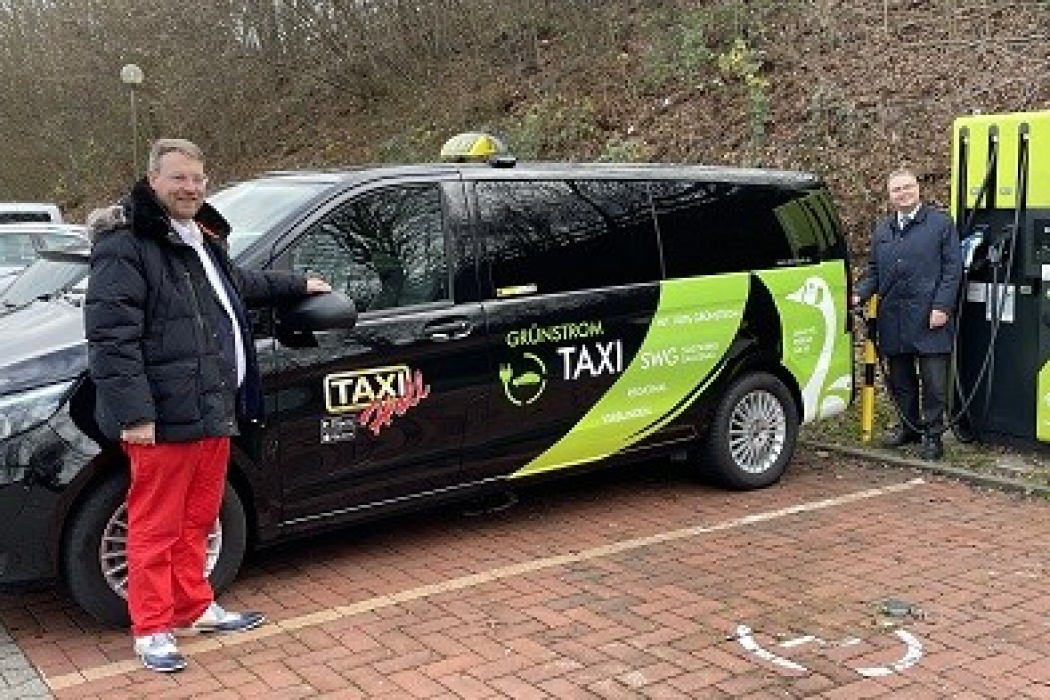 v.l. Dirk Holl (Vorstand der Holl AG) und Paul Schreiner (Werkleiter der Stadtwerke Gaggenau) vor der Schnellladesäule am Jahnplatz in Gaggenau mit einem Mercedes-Benz eVito von Taxi-Holl (Bild: Holl AG)