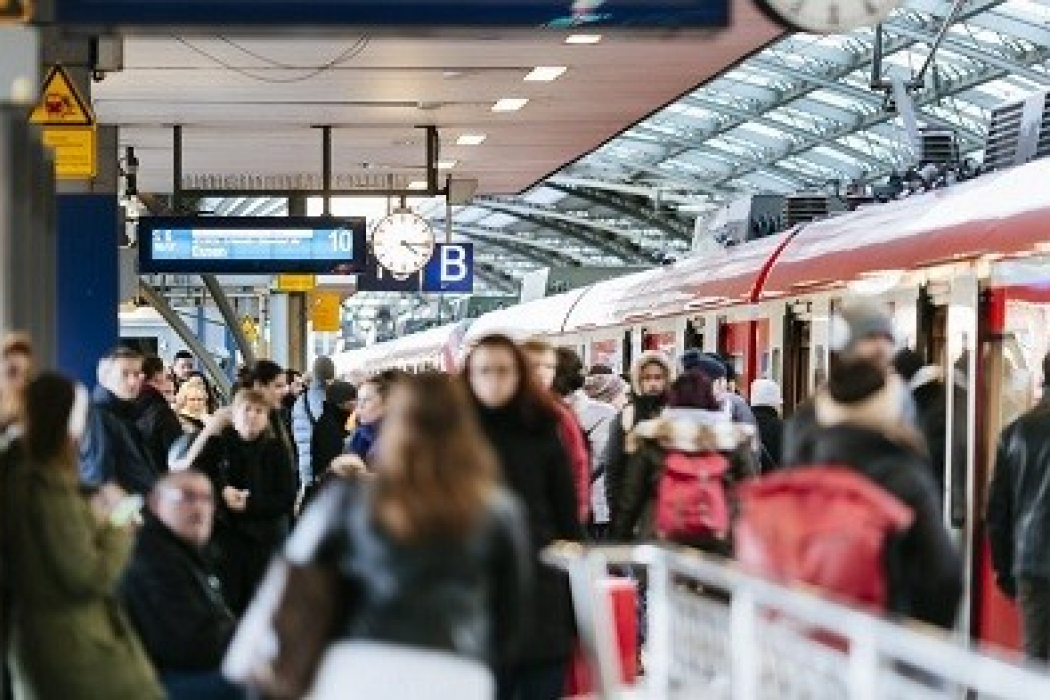 Ab dem 1. Januar 2024 werden die im Verkehrsverbund Rhein-Sieg (VRS) zusammengeschlossenen Verkehrsunternehmen ein preisgünstiges Ticket für jene Fahrgäste anbieten, die einen gültigen Köln-Pass, MobilPass oder Bonn-Ausweis haben. Das Deutschlandticket sozial kostet 39 Euro pro Monat und ist als Abonnement erhältlich.