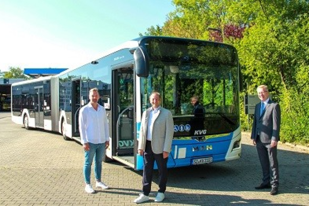 v.l. Stefan Wolter (stellv. Betriebsleiter Salzgitter und Wolfenbüttel), Dirk Reese (Betriebsleiter Salzgitter und Wolfenbüttel) und Axel Gierga (KVG-Geschäftsführer) freuen sich auf die neuen Hybridbusse des langjährigen Partners MAN (Bild: KVG)