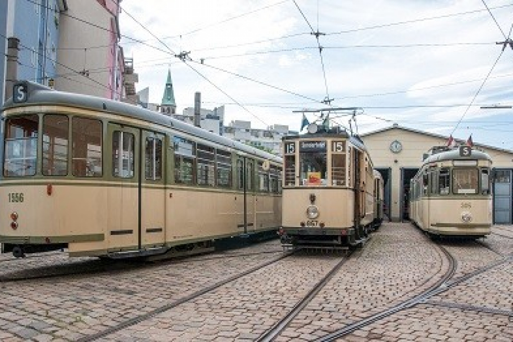 Die Oldtimerstraßenbahnen der Burgringlinie 15 stehen für ihre Sonderfahrt um die Nürnberger Altstadt bereit (Bild: VAG / Andreas Neuer)