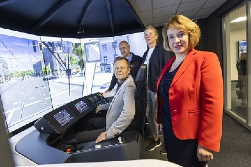 Torsten Bonew - Aufsichtsratsvorsitzender der Leipziger Verkehrsbetriebe und Finanzbürgermeister der Stadt Leipzig, Kai Richter - LVB-Fahrlehrer, Gabriela Fröhlich - ZVNL, Katrin Lukas - LVB-Geschäftsführerin Personal/Fahrservice (Bild: Leipziger Gruppe)