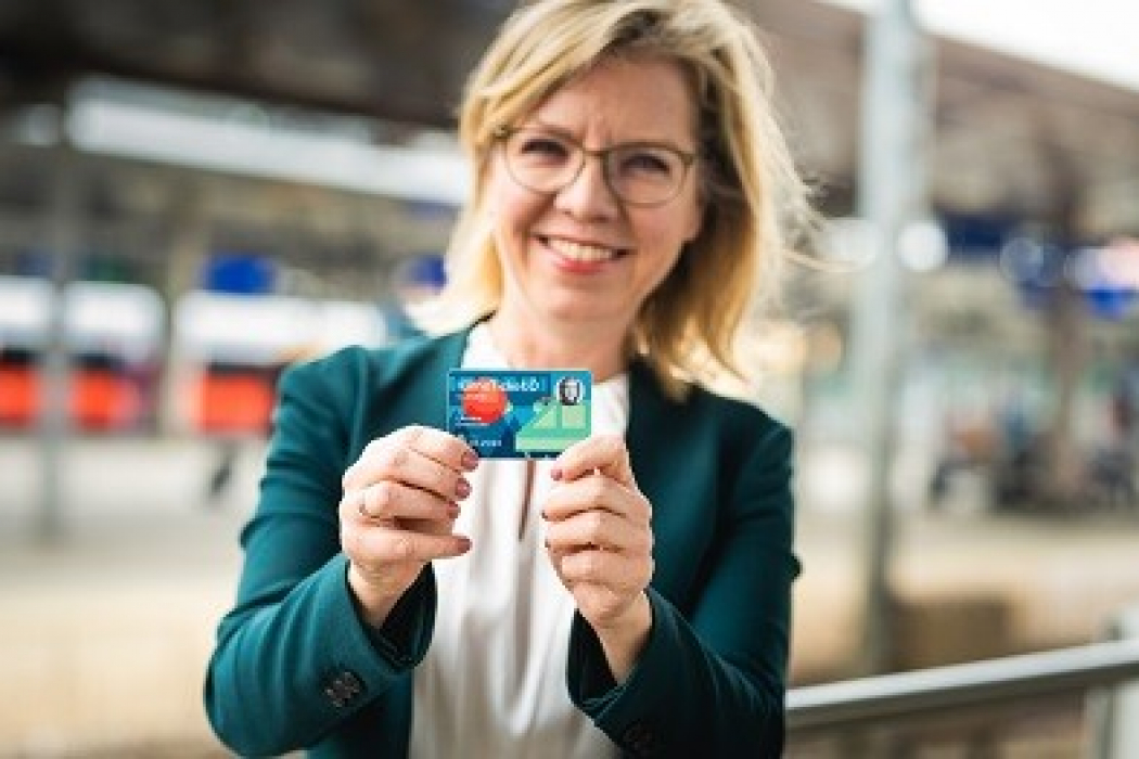 Ministerin Leonore Gewessler mit Klimaticket (Bild: BMK / Cajetan Perwein)