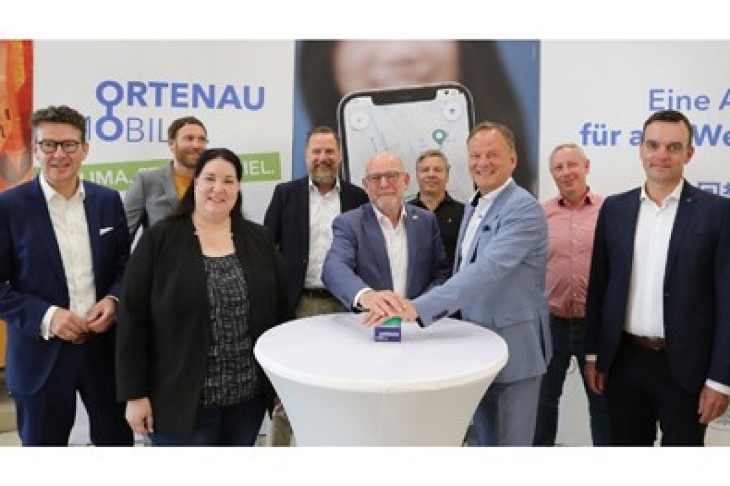 Für den symbolischen Startschuss für die neue Mobilitäts-App Ortenau Mobil war der Minister für Verkehr des Landes Baden-Württemberg, Winfried Hermann (am Buzzer, vorne links) nach Offenburg zu Landrat Frank Scherer (am Buzzer, vorne rechts) gekommen (Quelle: Kai Hockenjos/Landratsamt Ortenaukreis).