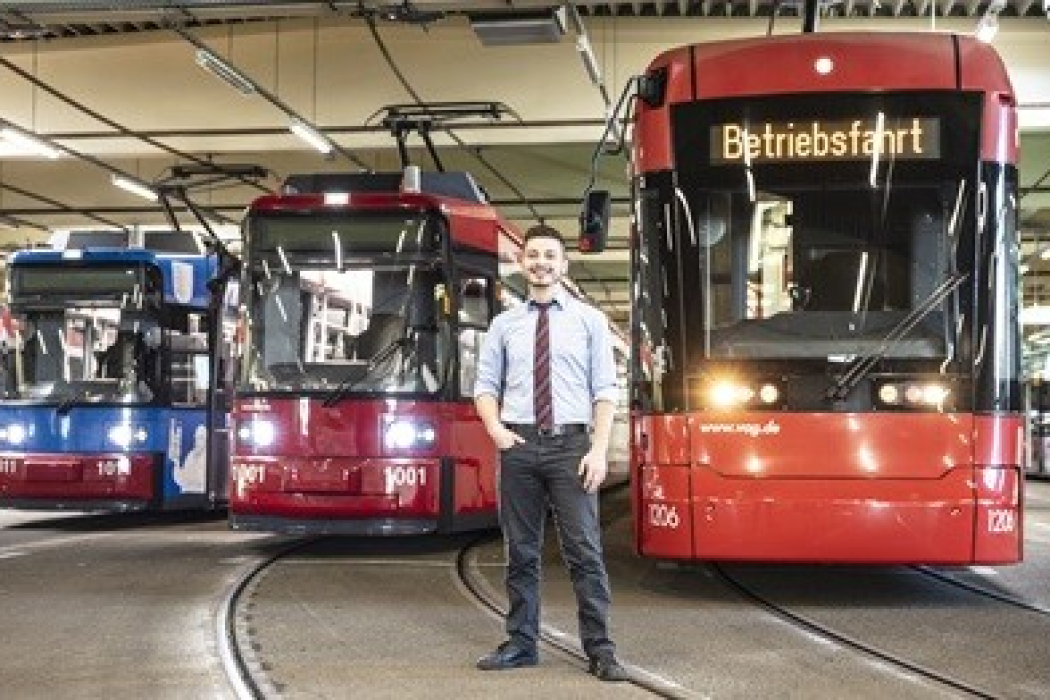 Die VAG bildet in den Semesterferien Studierende zu Straßenbahnfahrer*innen aus (Bild: VAG / Benjamin Kurz)