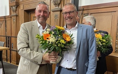 Guido Görtz (Vorsitzender der Verbandsversammlung, links) gratuliert Uwe Schneidewind (Bild: VRR)