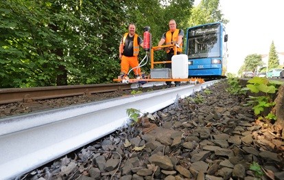 KVG streicht viele Schienen in Kassel nach und nach weiß, damit sie sich im Sommer durch die Hitze nicht verziehen (Bild: KVG / Andreas Fischer)