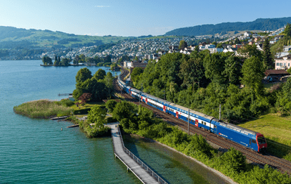 Ein Doppelstockzug der ersten Generation der Zürcher S-Bahn am Zürichsee (Bild: SBB)