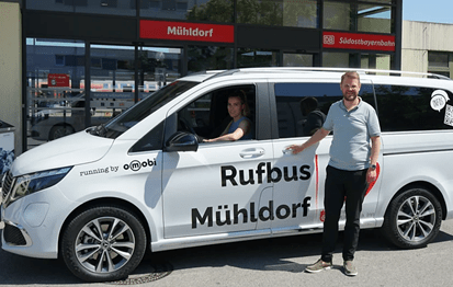Mühldorfs Bürgermeister Michael Hetzl vor dem neuen Rufbus (Bild: Stadt Mühldorf)