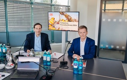 Dr. Levin Holle und Dr. Richard Lutz während der Halbjahresbilanz-Pressekonferenz 2024 (Bild: Deutsche Bahn AG / Dominic Dupont)