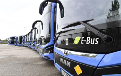 Die Münchner Verkehrsgesellschaft (MVG) nimmt in diesen Tagen 13 neue Elektro-Solobusse von MAN Truck & Bus in Betrieb. Die batterieelektrisch angetriebenen Lion’s City 12 E erweitern die eBus-Flotte des größten Nahverkehrsunternehmens der Stadt München.