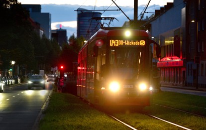 Mit dem Start der ersten Stufe des neuen Nachtnetzes »DOnight« zum Fahrplanwechsel am 21. August fahren die meisten Stadtbahnen Tag für Tag rund eine Stunde länger. Gleichzeitig werden die NachtExpress-Linien und einige Buslinien angepasst.