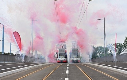 Im Rahmen der Eröffnungsfeier fand eine Parallelfahrt zweier Straßenbahnen über die neue Brücke statt (Bild: Stadtwerke Halle GmbH)