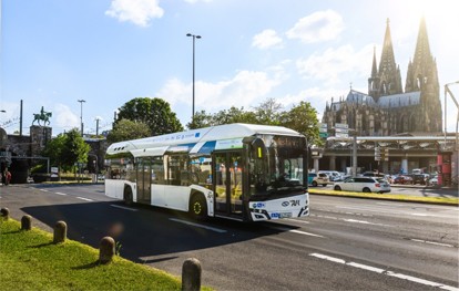 Das private Verkehrsunternehmen Martin Uher Bus hat Solaris mit der Lieferung der ersten Wasserstoffbusse für seine Flotte beauftragt. Zehn Urbino 12 hydrogen werden im öffentlichen Verkehr in der mittelböhmischen Region rund um Prag eingesetzt.