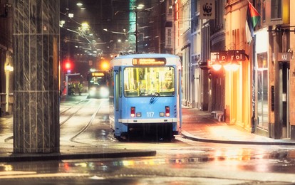 Der öffentliche Nahverkehr in norwegischen Städten ist heute weniger wettbewerbsfähig gegenüber Autos als vor fünf Jahren. Das zeigt ein Bericht des Transport Economics Institute (TØI), den der norwegische Automobilverband NAF in Auftrag gegeben hatte. Der Bericht vergleicht die Fahrzeiten der Autos mit den Fahrzeiten öffentlicher Verkehrsmittel in den 13 größten Städten Norwegens, angepasst an die Anzahl der Umsteigemöglichkeiten, Staus und Warteschlangen.