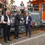 Robel übergibt 1. Hybrid-Gleiskraftwagen an Stadtwerke München