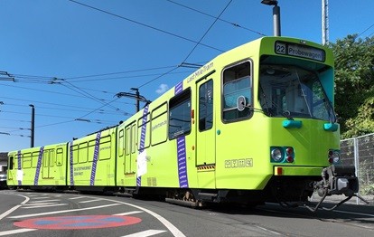 Die VGF Gütertram befördert im Stadtgebiet von Frankfurt am Main im Rahmen des Forschungsprojekts LastMileTram Pakete (Bild: VGF)