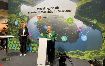 Petra Berg, Mobilitätsministerin des Saarlandes und Evelyn Palla, Vorständin DB-Regionalverkehr (v.l., Bild: Nahverkehrs-praxis / Markus Fedra)