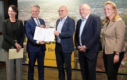 Regierungspräsidentin Susanne Bay, Oberbürgermeister Frank Nopper, Verkehrsminister Winfried Hermann, SSB-Vorstandssprecher Thomas Moser und SSB-Arbeitsvorständin Annette Schwarz bei der Übergabe der Förderzusagen (Bild: SSB)