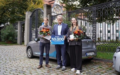 Einer der treuesten Carsharing-Kunden Moritz und die 10.000 swa Carsharing-Kundin Magdalena freuen sich über ein kleines Dankeschön, übergeben von swa Geschäftsführer Rainer Nauerz (Bildmitte). Bild: swa / Diyar Bozoglu