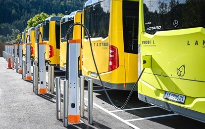 Zehn 160-kW-Ladepunkte sowie ein 1-Megawatt-Trafo garantieren, dass die neue E-Flotte von NIGGBUS ihre Fahrgäste pünktlich und umweltschonend ans Ziel bringt (Bild: Udo Mittelberger)