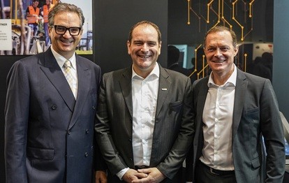 v.l.: Wolfgang R. Fally (CEO ROBEL Holding), Vinzenz Bindschädler (Geschäftsführer Plasser Robel Services Schweiz AG), Karl Oberreiter (Geschäftsführer Plasser Robel Services). Bild: Plasser Robel Services