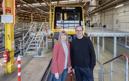 Jenny Zeller-Grothe und Henrik Falk vor dem ersten Wagen der neuen U-Bahn-Baureihe J (Bild: BVG / Matthias Müller)